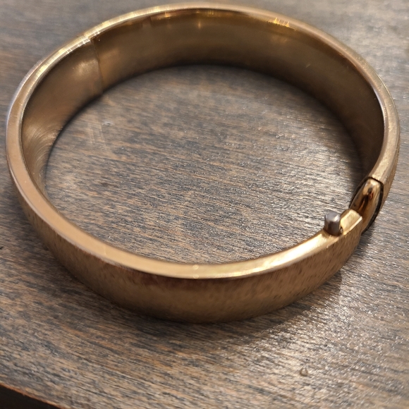 Hobe gold plate hinge bangle - Picture 4 of 4